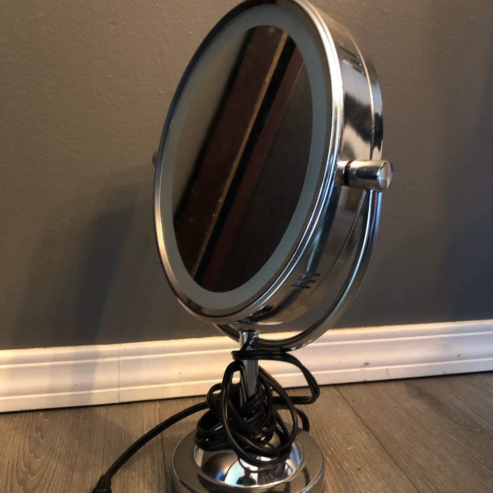 Makeup mirror